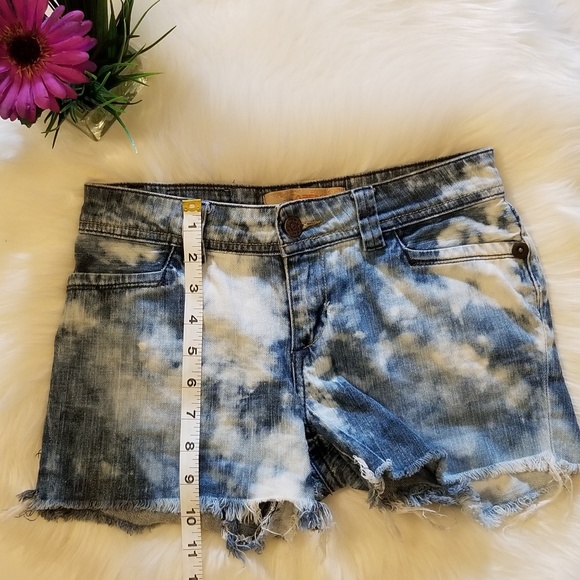 Arena ❤ Distressed Acid Wash Denim Cut Off Shorts - Picture 6 of 7